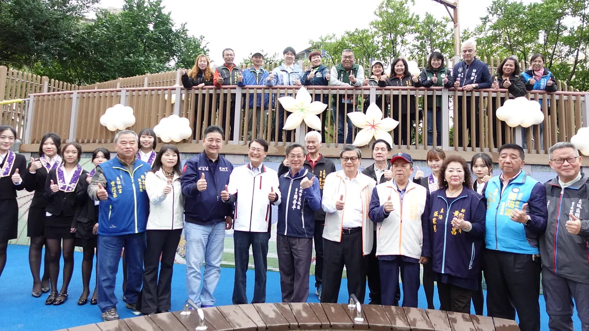 陳純敬副市長(前排左4)及出席活動貴賓於土城員和公園桐花特色造景開心合影。(圖/新北市客家局提供) 陳純敬副市長(前排左4)及出席活動貴賓於土城員和公園桐花特色造景開心合影。(圖/新北市客家局提供)