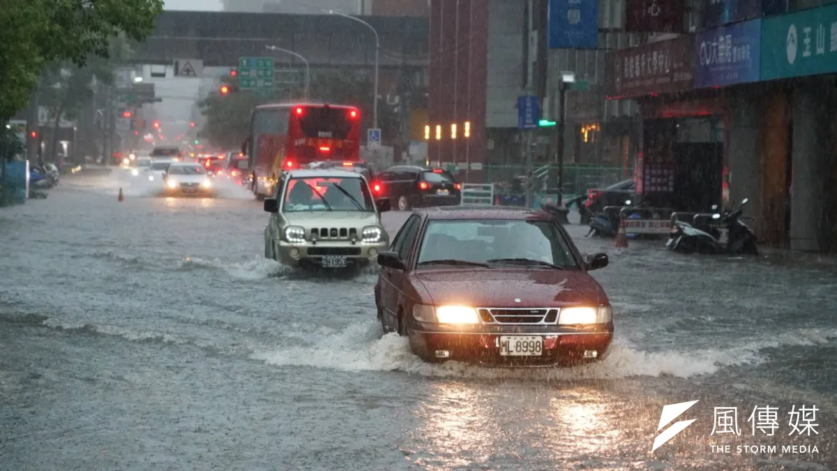 新竹縣、市17日因大豪雨,造成不少地方的地下道、路段嚴重淹水,新竹縣、市政府已採取封閉淹水路段等應變措施。(盧逸峰攝)