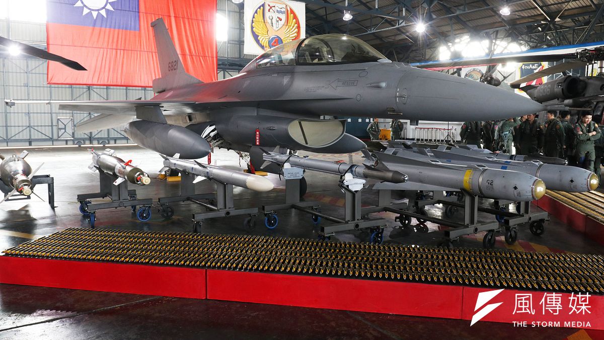 空軍現正進行現役F-16A/B戰機構改提升至F-16V BLK20(見圖)等級的「鳳展專案」,以及向美新購66架F-16V BLK70的「鳳翔專案」。(資料照,蘇仲泓攝) 空軍現正進行現役F-16A/B戰機構改提升至F-16V BLK20(見圖)等級的「鳳展專案」,以及向美新購66架F-16V BLK70的「鳳翔專案」。(資料照,蘇仲泓攝)