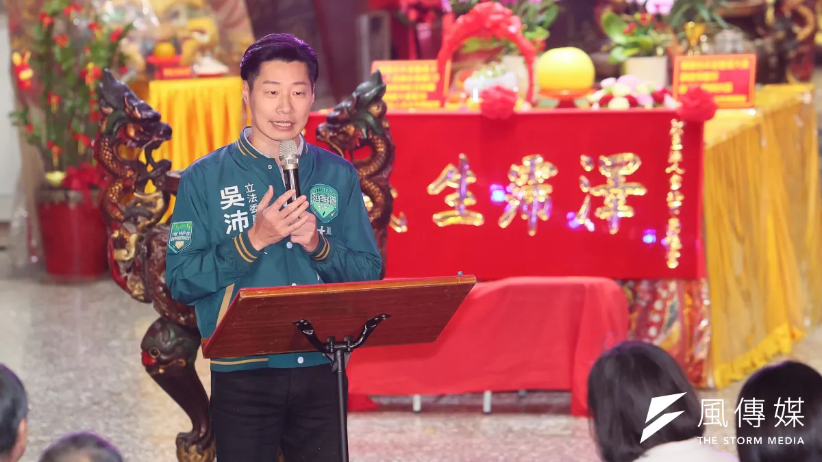 立委林昶左8日陪同民進黨台北市立委參選人吳沛憶至古亭南福宮參香祈福。(顏麟宇攝)