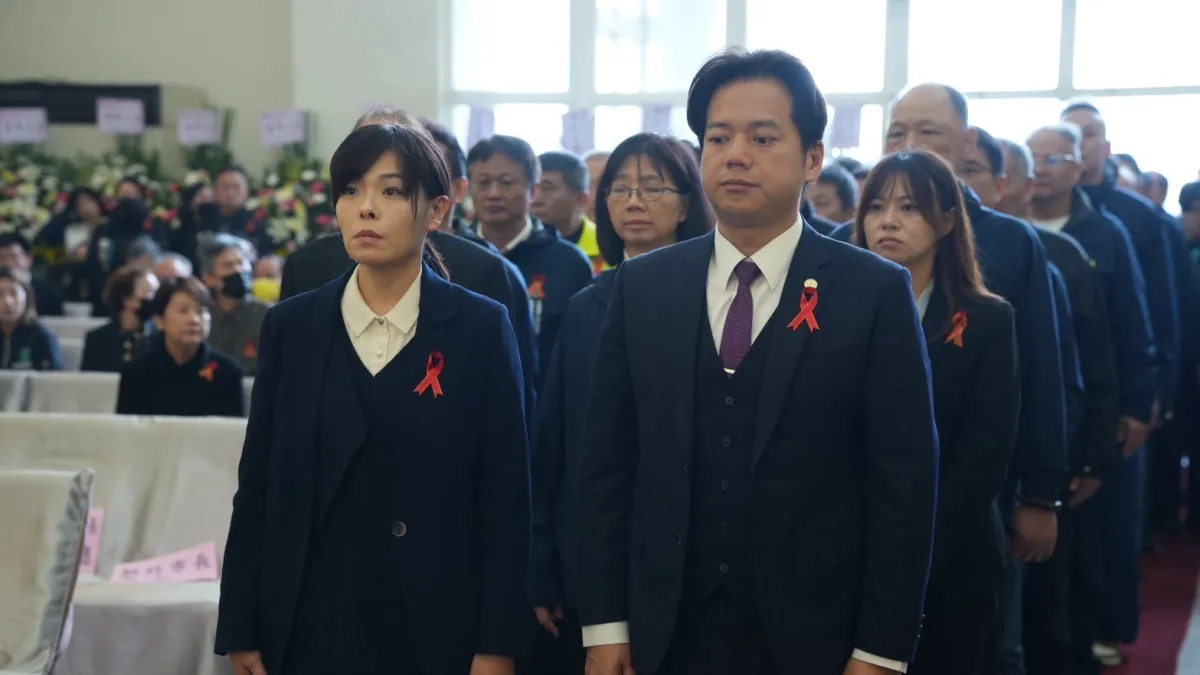 停職中的新竹市長高虹安與代理市長邱臣遠及市府團隊,10日一同出席柯爸告別式。(圖/民眾提供)
