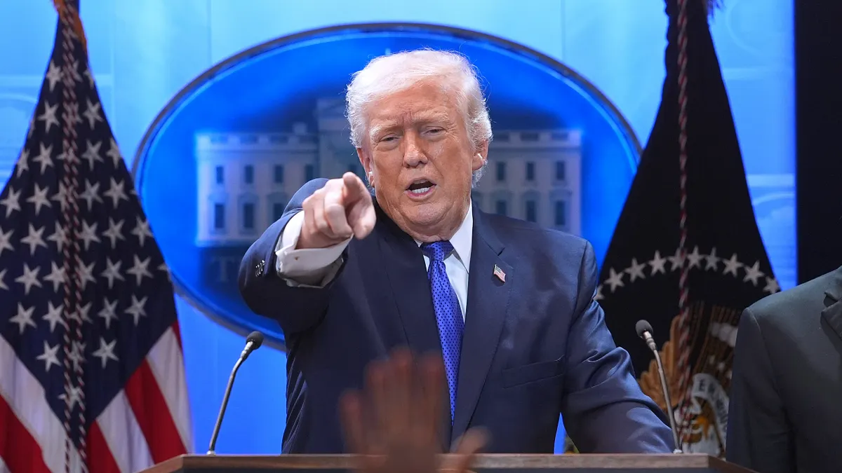 在美國聯邦最高法院宣告總統依據《國際緊急經濟權力法》逕行徵收的關稅違憲後,川普召開記者會批評反對大法官、強調將另尋法源收稅。(美聯社)