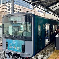 ワーナーブラザース スタジオツアー東京は9月1日、西武鉄道と連携し、池袋駅で「バック・トゥ・ホグワーツ」特別イベントを開催。記念ラッピングトレインの運行も始まった。(写真/黃信維撮影) ワーナーブラザース スタジオツアー東京は9月1日、西武鉄道と連携し、池袋駅で「バック・トゥ・ホグワーツ」特別イベントを開催。記念ラッピングトレインの運行も始まった。(写真/黃信維撮影)