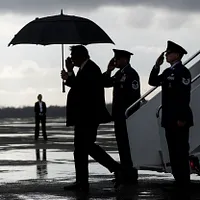 2025年2月9日、アメリカ大統領トランプがニューオーリンズ海軍基地でエアフォースワンから降りる。(AP通信) 2025年2月9日、アメリカ大統領トランプがニューオーリンズ海軍基地でエアフォースワンから降りる。(AP通信)