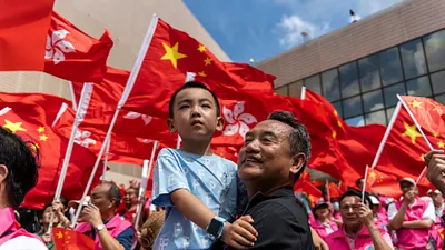 2024年7月1日,親北京的香港民眾舉著中國國旗參加香港回歸27周年的活動。(美聯社)