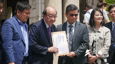 民進黨立院黨團總召柯建銘(左二)26日至司法院遞狀釋憲,憲法法庭28日評決受理。(資料照,蔡親傑攝)