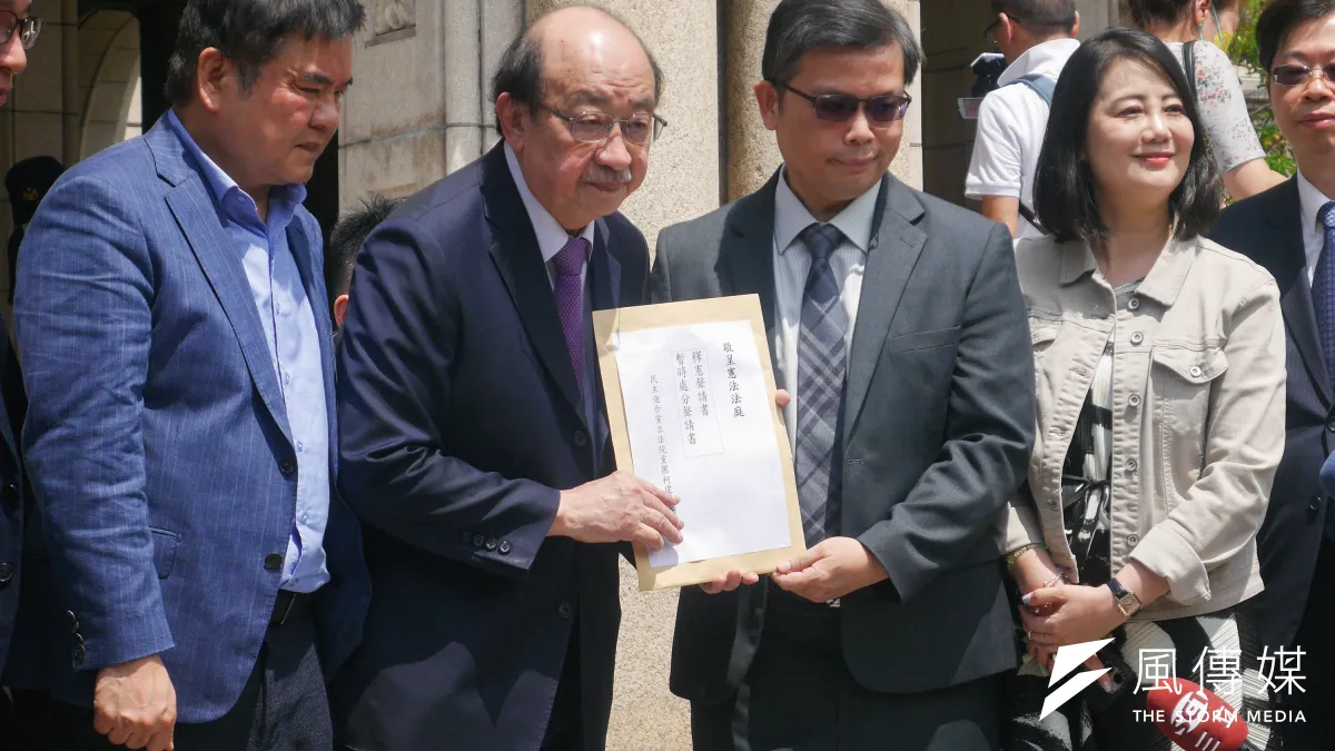 民進黨立院黨團總召柯建銘(左二)26日至司法院遞狀釋憲,憲法法庭28日評決受理。(資料照,蔡親傑攝)