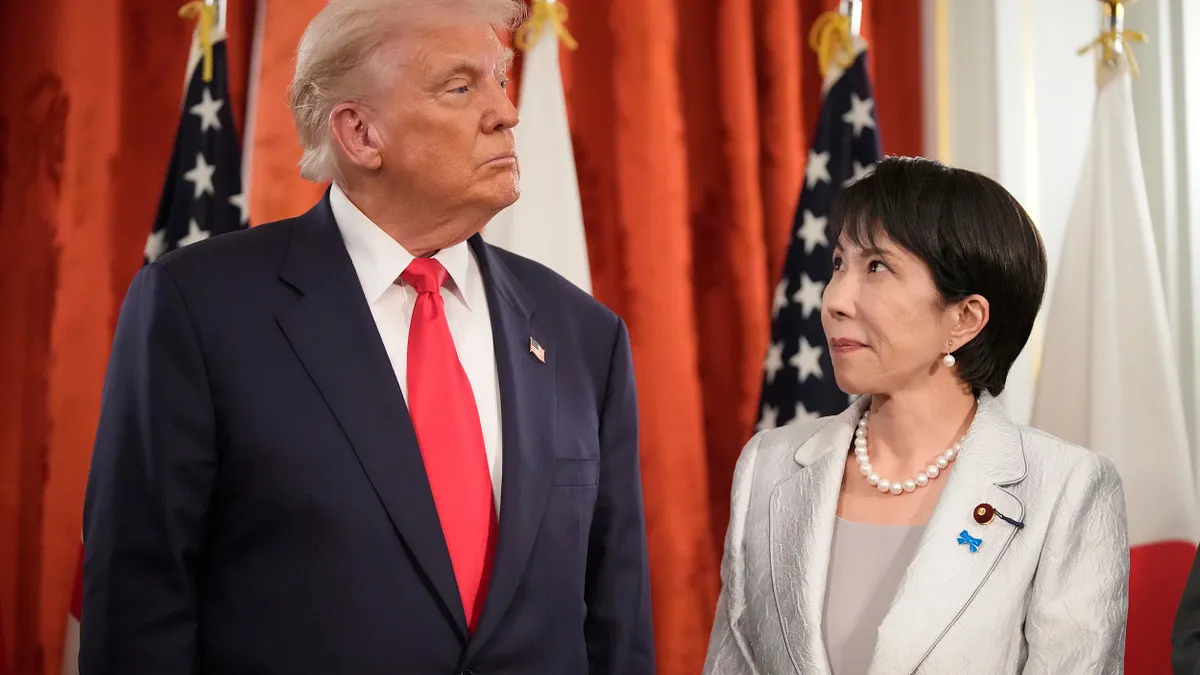 トランプ米大統領(左)と高市早苗首相(右)は25日、電話会談を行った。(写真/AP通信) トランプ米大統領(左)と高市早苗首相(右)は25日、電話会談を行った。(写真/AP通信)