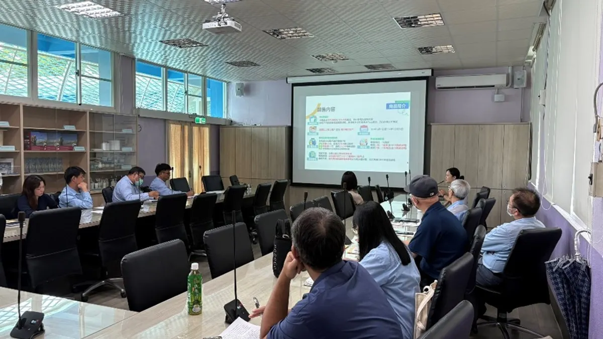 台電高雄區處營業課同仁到仁大產業園區進行RE30宣導活動。(圖/台電提供) 台電高雄區處營業課同仁到仁大產業園區進行RE30宣導活動。(圖/台電提供)