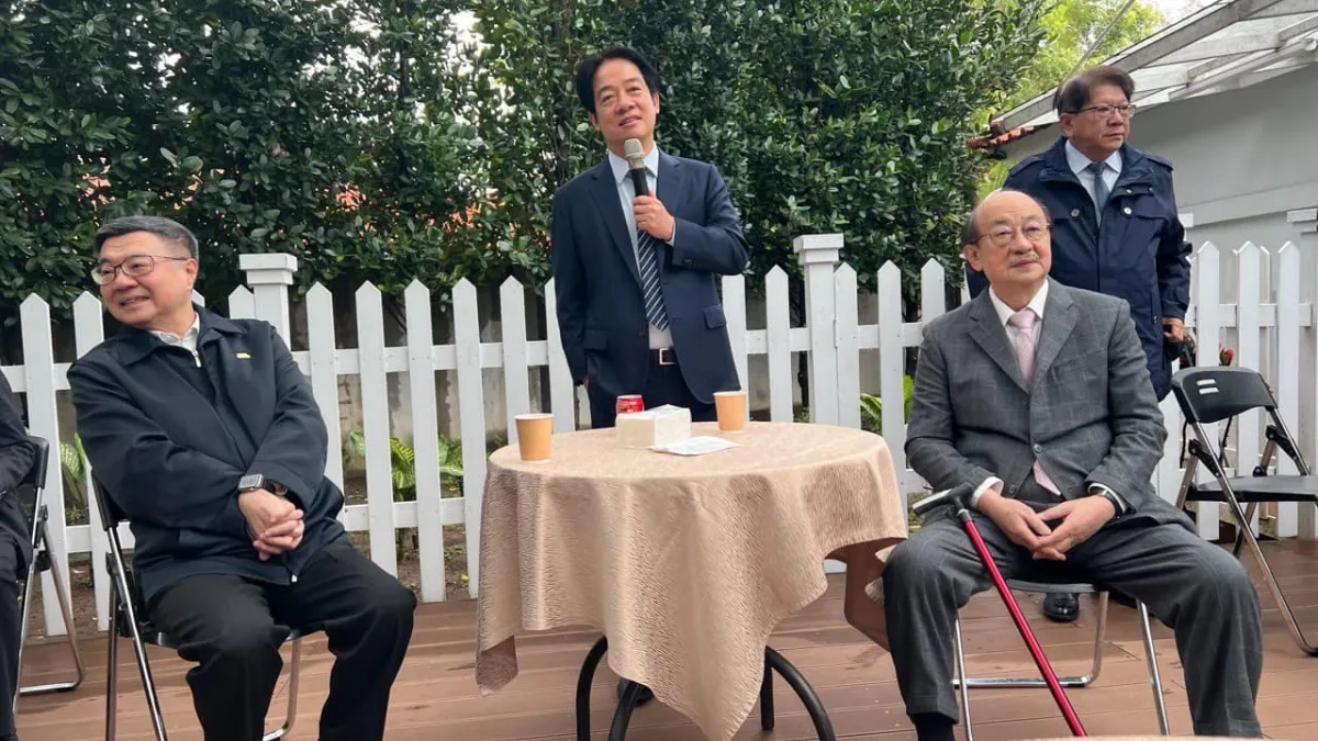 總統賴清德23日邀黨籍立委中午於總統官邸烤肉。左為行政院長卓榮泰、右為黨團總召柯建銘。(取自林岱樺臉書)