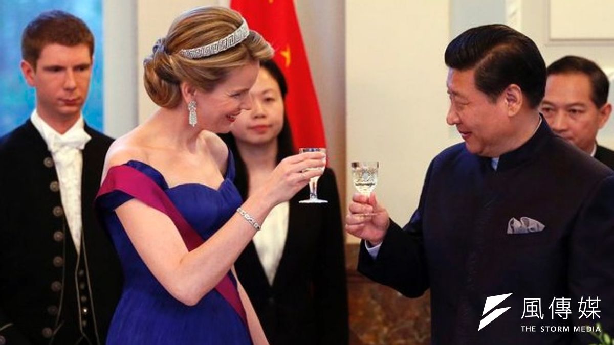 3月31日習近平(左)訪問比利時,與王后瑪蒂爾德(Mathilde)於晚宴舉杯。(美聯社) 3月31日習近平(左)訪問比利時,與王后瑪蒂爾德(Mathilde)於晚宴舉杯。(美聯社)