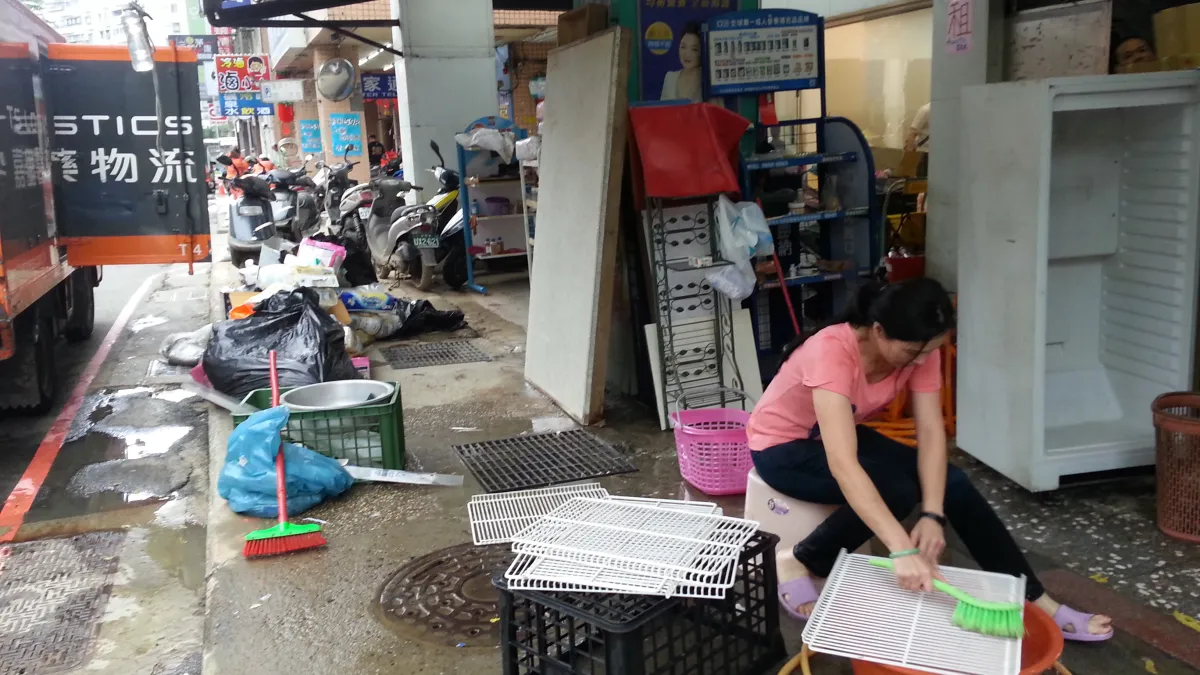6月初的梅雨造成基隆基金路大淹水,6天後多數店家還無法正常營業。(朱淑娟提供)