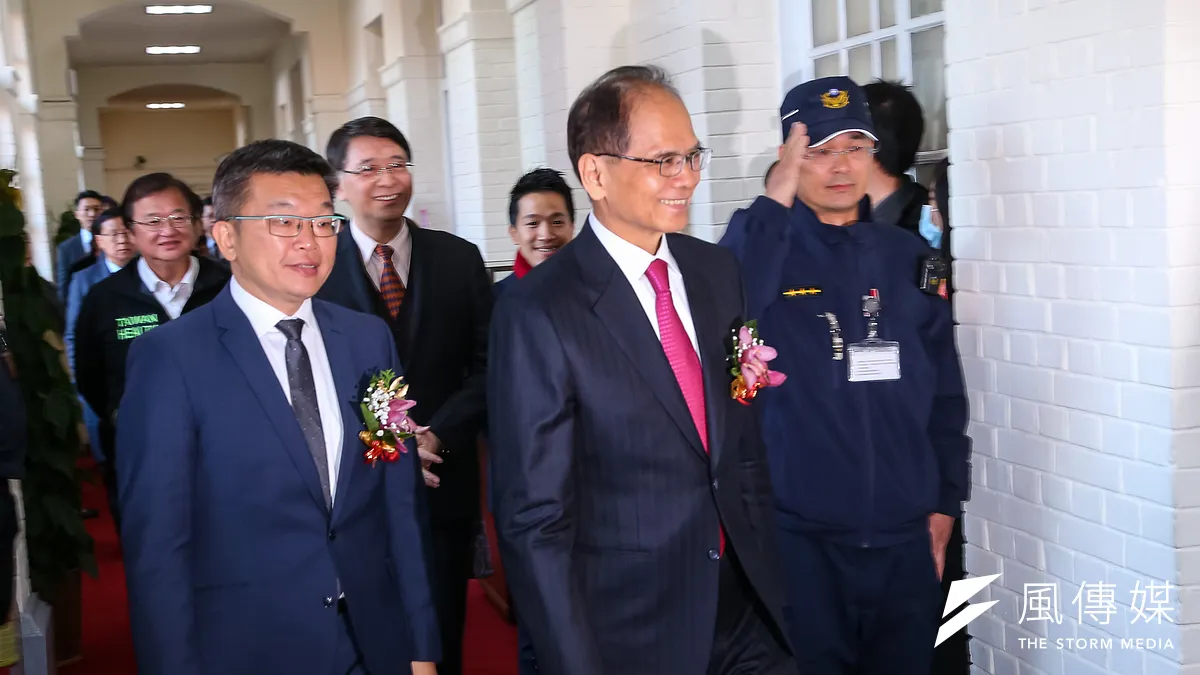 立法院長游錫堃在宣誓就職後所簽的第一份公文,就是任命前立法院秘書長林志嘉再續任。(顏麟宇攝) 立法院長游錫堃在宣誓就職後所簽的第一份公文,就是任命前立法院秘書長林志嘉再續任。(顏麟宇攝)