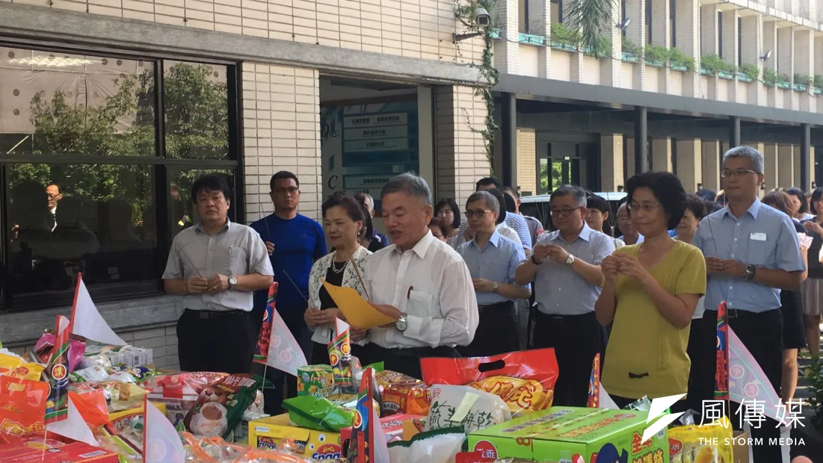 經濟部代理部長沈榮津(中)、次長王美花(左二),對於賴清德內閣的經濟部長人選都避談。(尹俞歡攝)
