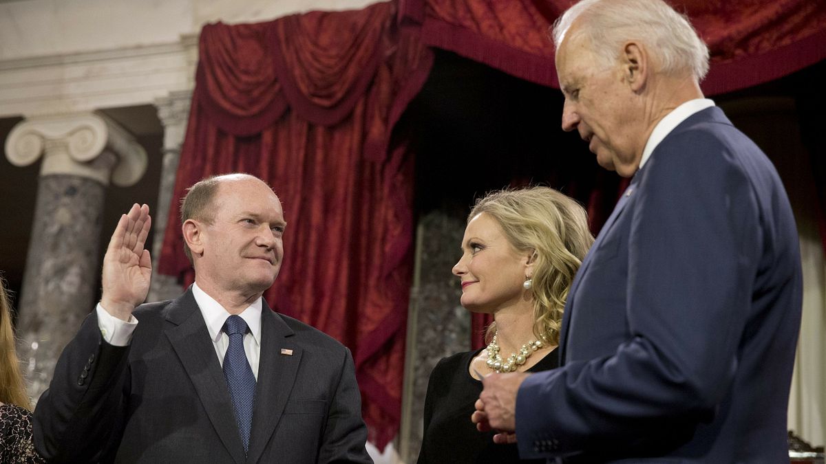 2015年,時任美國副總統兼聯邦參議院議長的拜登見證德拉瓦州聯邦參議員昆斯宣誓就職(資料照,AP) 2015年,時任美國副總統兼聯邦參議院議長的拜登見證德拉瓦州聯邦參議員昆斯宣誓就職(資料照,AP)