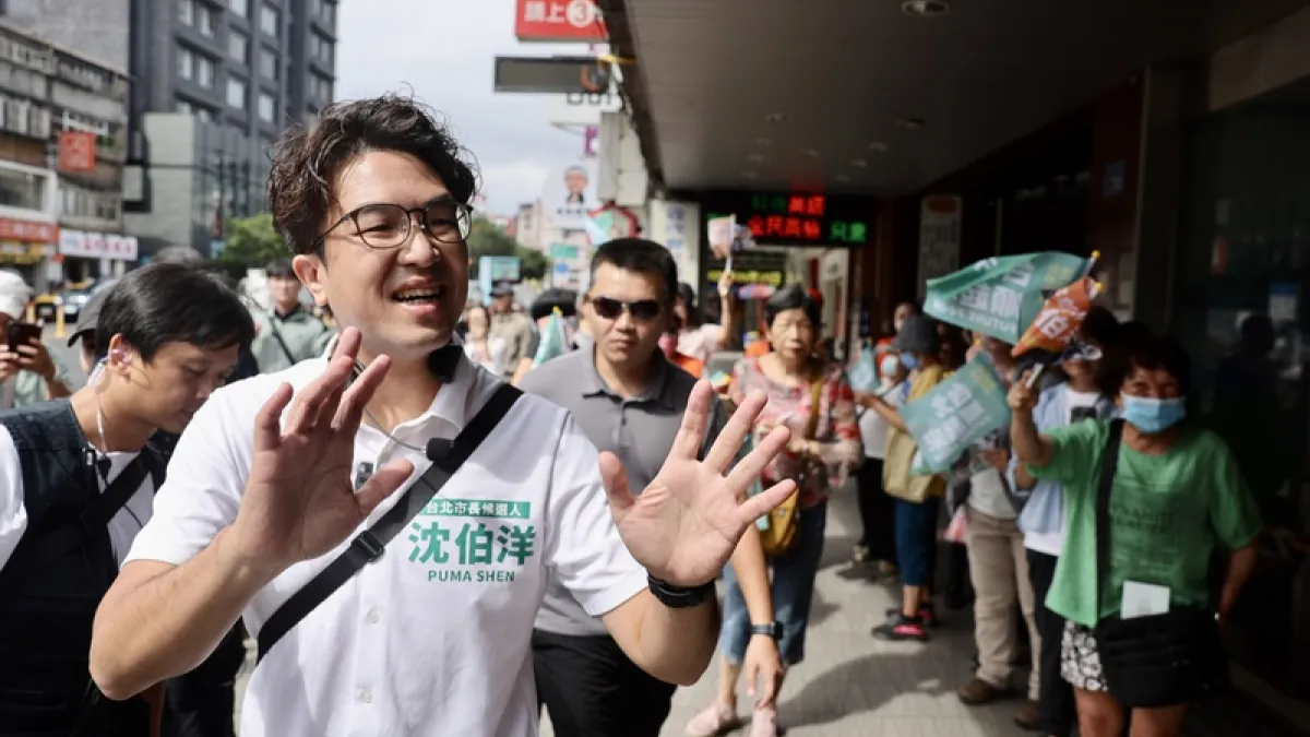沈伯洋向排隊合照民眾揮手致意 民進黨台北市長參選人沈伯洋(前)15日在台北市士林區華榮市場周邊掃街拜票,向排隊等待合照的民眾揮手致意。中央社記者王飛華攝115年9月15日