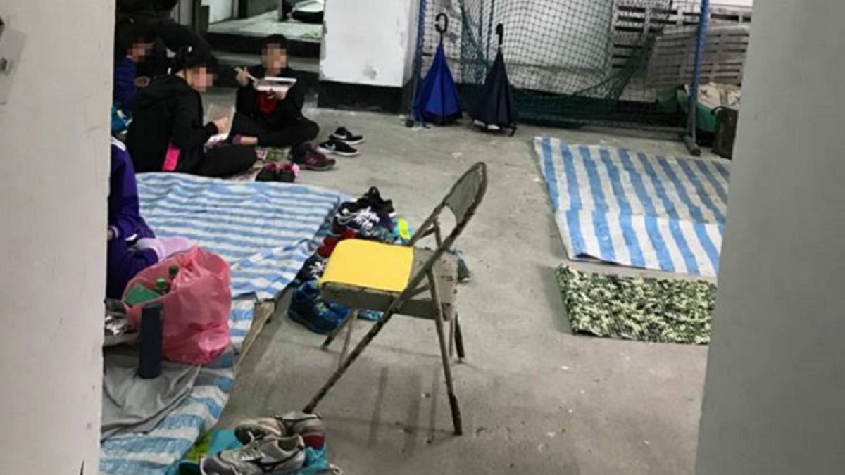 網友傳給作者的照片,基隆中小學聯合運動會,小朋友就是在這樣的地方休息。(羅智強提供) 網友傳給作者的照片,基隆中小學聯合運動會,小朋友就是在這樣的地方休息。(羅智強提供)