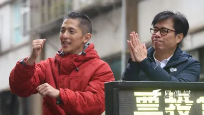 台北市第三選區立委補選民進黨再度吞敗,圖為民進黨代理主席陳其邁(右)4日陪同台北市第三選區立委補選候選人吳怡農(左)車隊掃街。(資料照片,柯承惠攝)