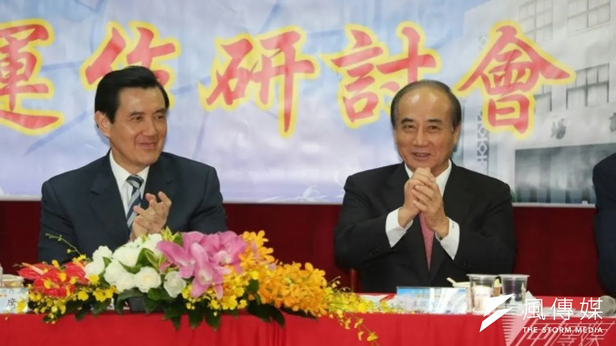 立法院將開議,國民黨立委廖正井11日在馬王同台的研討會力拱「服貿要拜託王院長」,現場一片掌聲,王金平拱手作揖,比鄰而坐的總統馬英九則是拍手微笑。(余志偉攝)