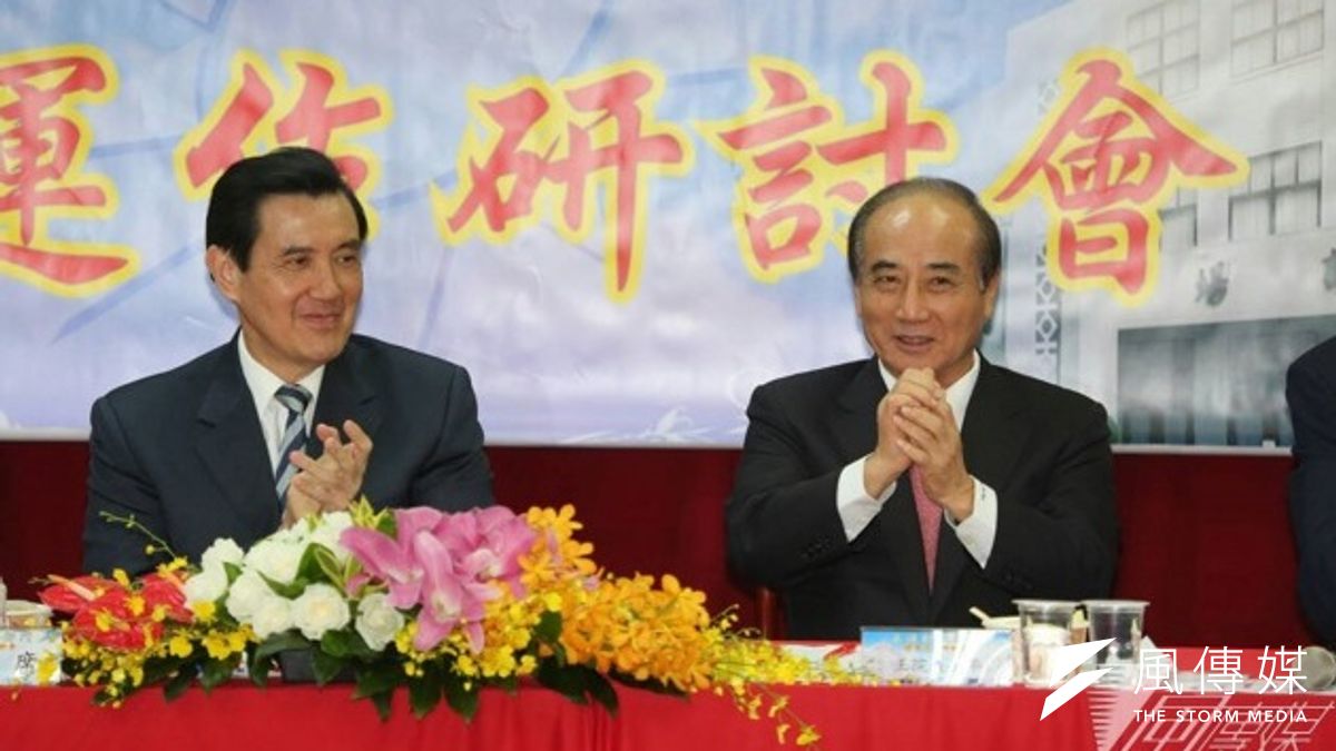 立法院將開議,國民黨立委廖正井11日在馬王同台的研討會力拱「服貿要拜託王院長」,現場一片掌聲,王金平拱手作揖,比鄰而坐的總統馬英九則是拍手微笑。(余志偉攝) 立法院將開議,國民黨立委廖正井11日在馬王同台的研討會力拱「服貿要拜託王院長」,現場一片掌聲,王金平拱手作揖,比鄰而坐的總統馬英九則是拍手微笑。(余志偉攝)