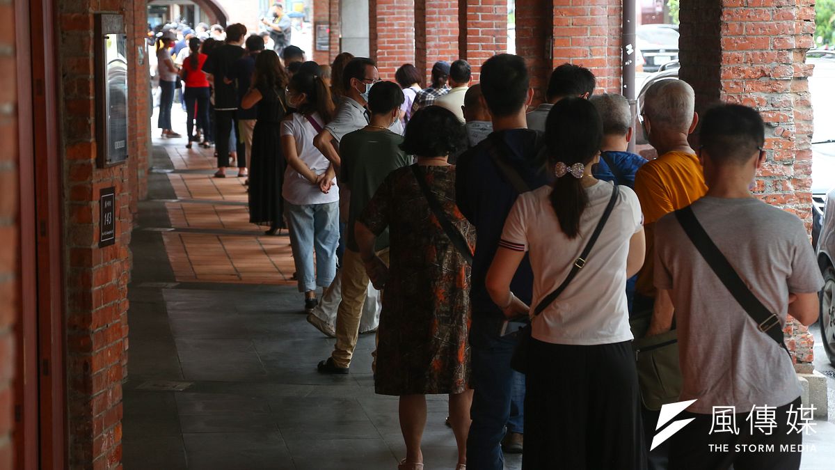 本土疫情再起,台灣正式進入社區感染階段,各地方政府接連祭出程度不一的防疫手段。圖為北市萬華茶藝館群聚案升溫,剝皮寮篩檢站外民眾大排長龍。示意圖,非關新聞個案。(資料照,顏麟宇攝) 本土疫情再起,台灣正式進入社區感染階段,各地方政府接連祭出程度不一的防疫手段。圖為北市萬華茶藝館群聚案升溫,剝皮寮篩檢站外民眾大排長龍。示意圖,非關新聞個案。(資料照,顏麟宇攝)