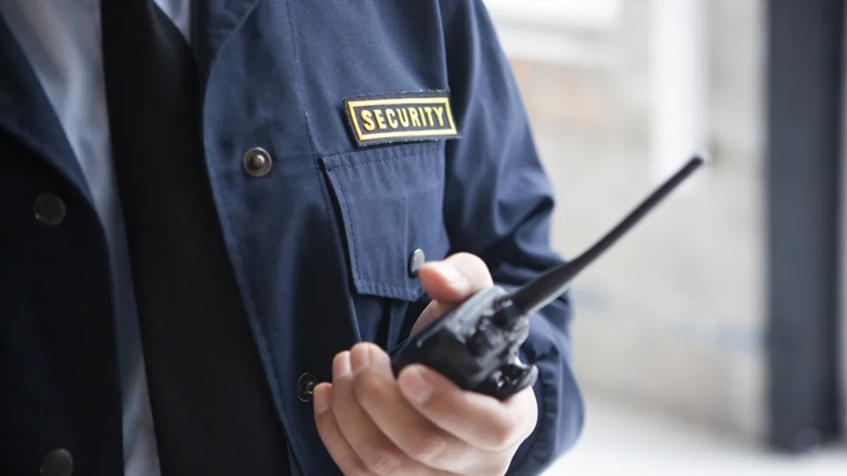 政府如果認為在大陸擔任服務業保全工作即屬違法;試問,台灣人士與大陸生意往來之人,有無涉資匪、通匪之嫌?(示意圖/取自photo-ac)