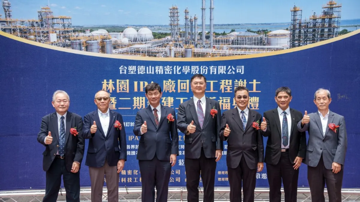 林園IPA廠回收工程謝土暨二期新建工程祈福典禮,副市長羅達生(右四),台塑德山董事長郭文筆(左三)、日本德山會長橫田浩(左二)與現場貴賓合影。(圖/高市經發局提供)
