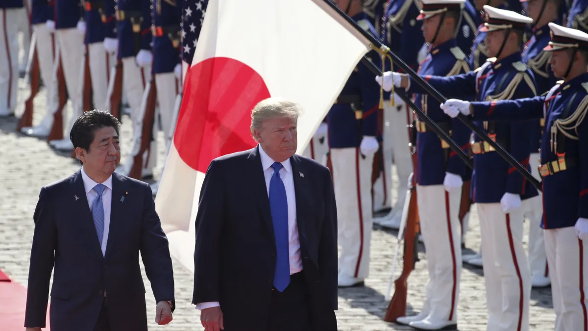 日本首相安倍晉三在美國總統川普訪日期間,陪吃飯、陪餵魚,形影相隨。(美聯社)