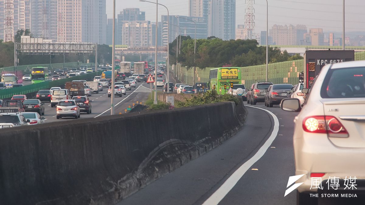為降低重大交通事故的發生率,屏東縣警察局自6月9日起展開針對大型貨車的專案執法行動。(資料照/顏麟宇攝) 為降低重大交通事故的發生率,屏東縣警察局自6月9日起展開針對大型貨車的專案執法行動。(資料照/顏麟宇攝)