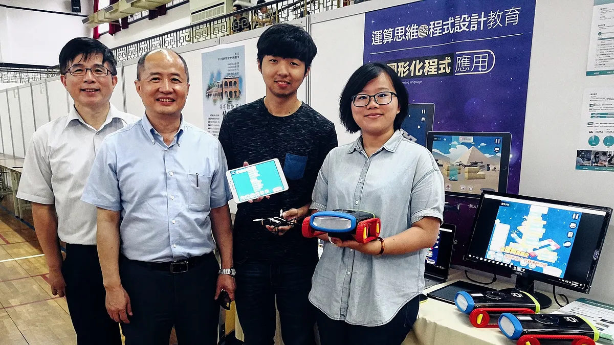 淡江大學與緯育以「打Game」進行程式教學,吸引超過百位學生。緯育總經理劉德泰(左起)、淡大資訊長郭經華、資管系學生林昱辰、資圖系學生蔡旻軒齊讚學習成果佳。(圖/淡江大學提供)