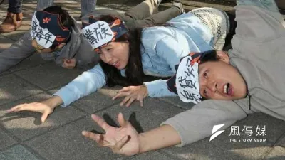 人民民主陣線27日到立院前表演行動劇,諷刺政府實價課稅是玩假的。(余志偉攝)