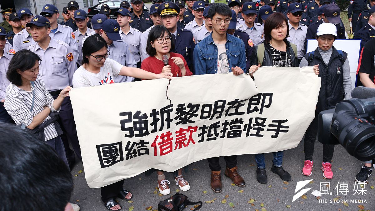 台中黎明幼兒園因被劃入重劃區,園長林金連多次抗議卻不見成效,31日上午在社運團體陪同下再度赴總統府陳情。(蔡親傑攝) 台中黎明幼兒園因被劃入重劃區,園長林金連多次抗議卻不見成效,31日上午在社運團體陪同下再度赴總統府陳情。(蔡親傑攝)
