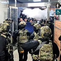 韓国・戒厳令によって大量の特殊部隊が国会封鎖を命じられたものの、消極的な姿勢を示し、「壁を越えられない」など国会への進入を躊躇する状況が見られた。(資料写真、AP通信) 韓国・戒厳令によって大量の特殊部隊が国会封鎖を命じられたものの、消極的な姿勢を示し、「壁を越えられない」など国会への進入を躊躇する状況が見られた。(資料写真、AP通信)