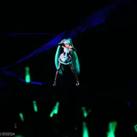 バーチャルシンガーと創作の祭典「マジカルミライ 2027」が2027年夏に広島・大阪・東京で開催決定となり、3DCGライブと企画展が再び3都市を巡る。(写真/初音ミク「マジカルミライ 2026」プレス受付担当提供) バーチャルシンガーと創作の祭典「マジカルミライ 2027」が2027年夏に広島・大阪・東京で開催決定となり、3DCGライブと企画展が再び3都市を巡る。(写真/初音ミク「マジカルミライ 2026」プレス受付担当提供)