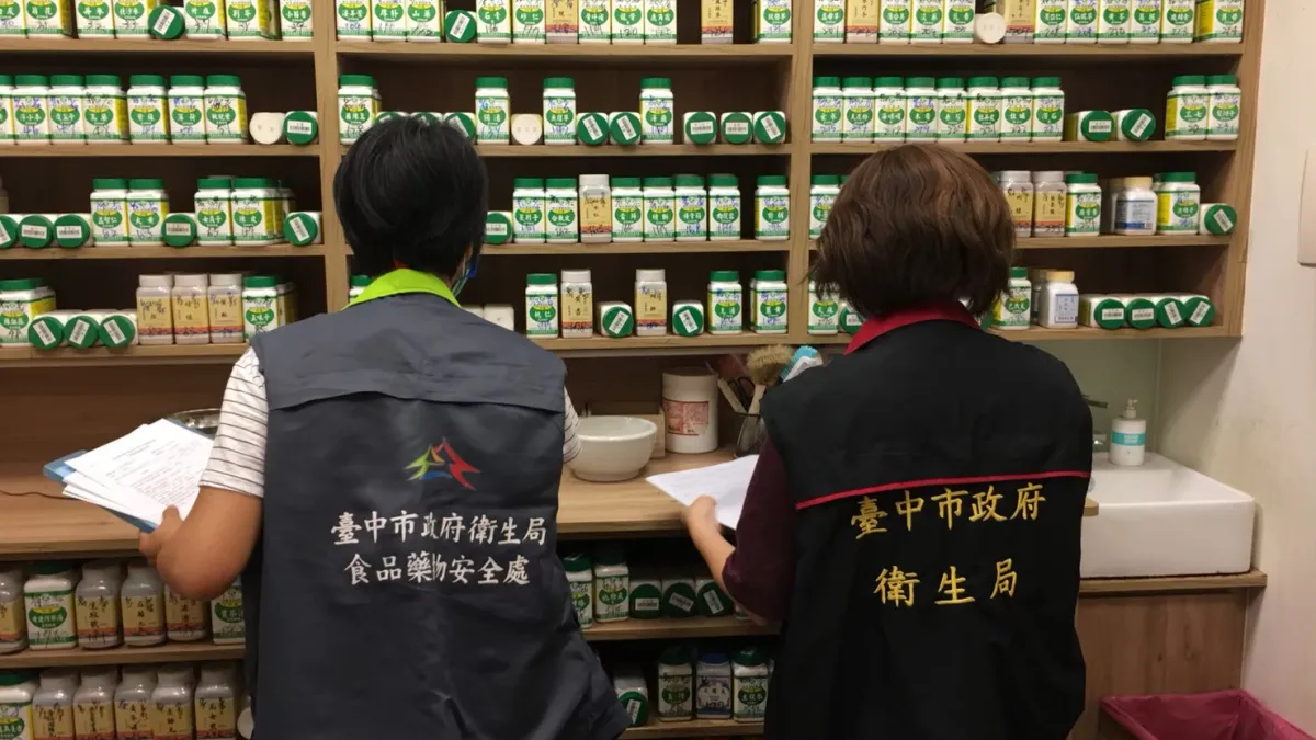 中市衛生局人員稽查中醫診所處方用藥,並再對盛唐及九褔兩家中醫診祭出罰鍰及停業三個月的處分。(圖/台中市政府提供)