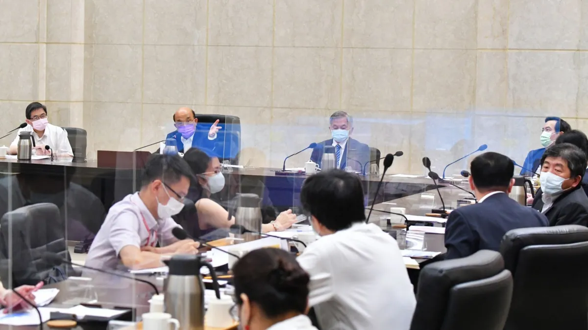 行政院發言人羅秉成今天表示,行政院長蘇貞昌今早召開擴大防疫會議,就目前疫情發展以及12日後是否適度放鬆對各行業的管制進行討論。(行政院提供)