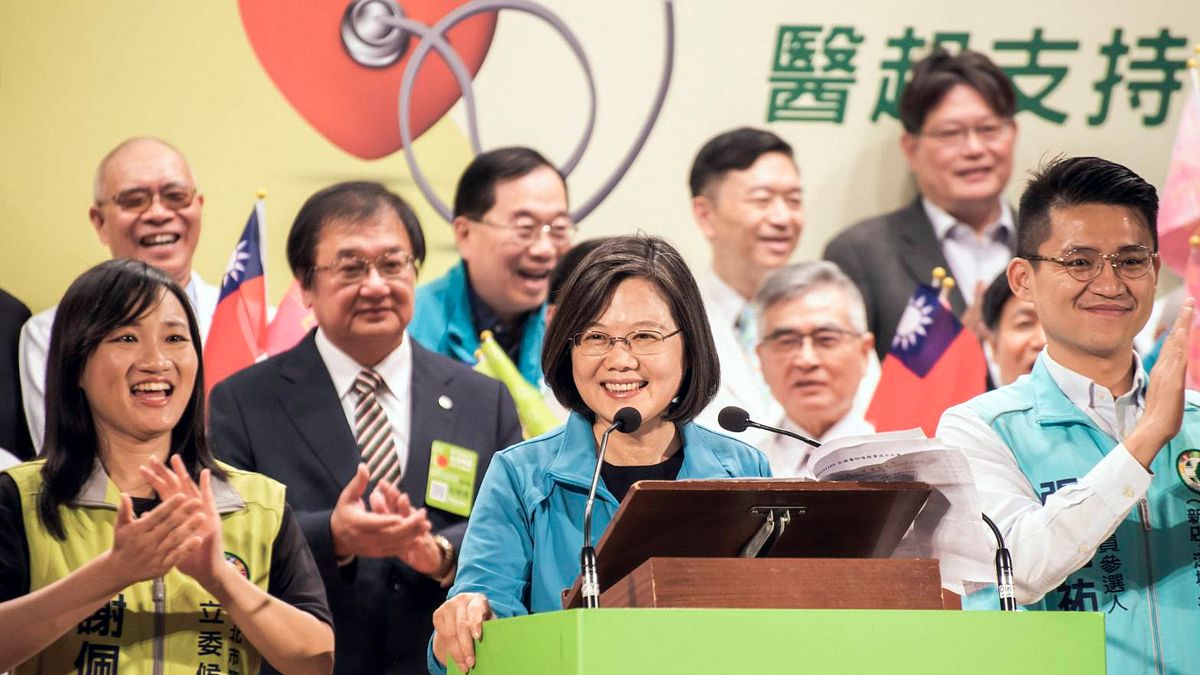 總統蔡英文(見圖)YouTube頻道的追蹤人數,從年初6000人目前躍增到23萬多人。且影片剪輯有巧思,許多後援會成立的影片中都是「直立式」剪輯,利於現場民眾觀看、分享。圖為蔡英文參加全國醫師後援會大誓師。(資料照,蔡英文競選辦公室提供) 總統蔡英文(見圖)YouTube頻道的追蹤人數,從年初6000人目前躍增到23萬多人。且影片剪輯有巧思,許多後援會成立的影片中都是「直立式」剪輯,利於現場民眾觀看、分享。圖為蔡英文參加全國醫師後援會大誓師。(資料照,蔡英文競選辦公室提供)