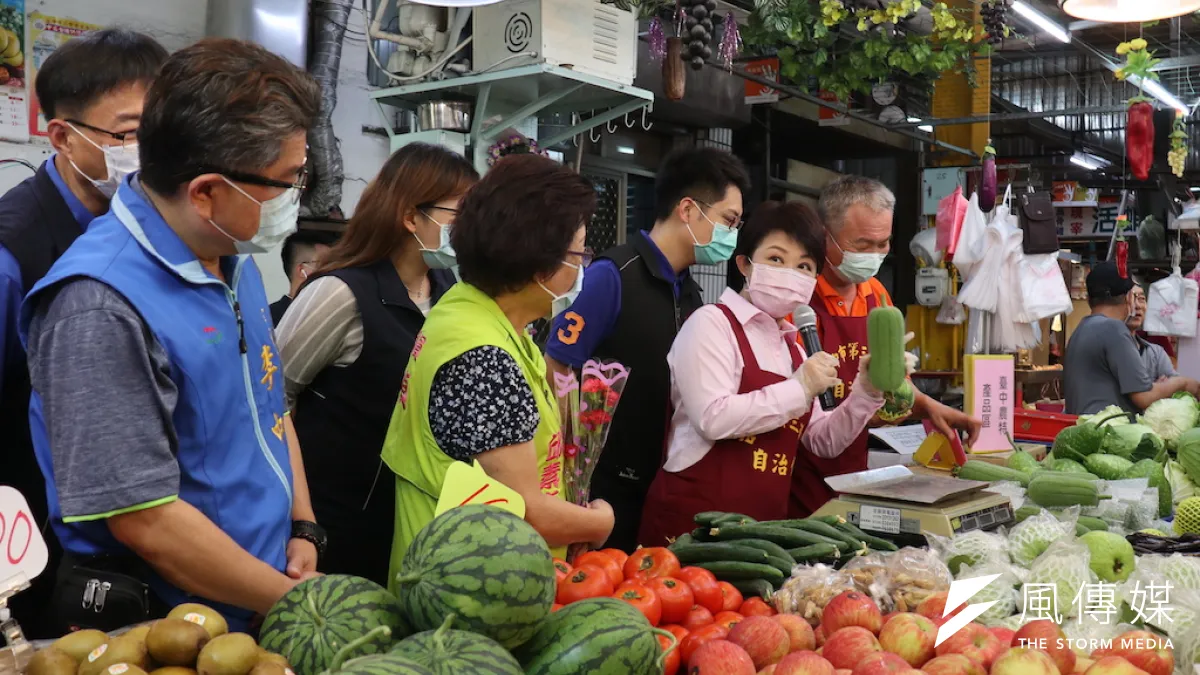 盧秀燕在母親節當天到第三市場為攤商擔任一日店長,吸引買氣。(圖/記者王秀禾攝)