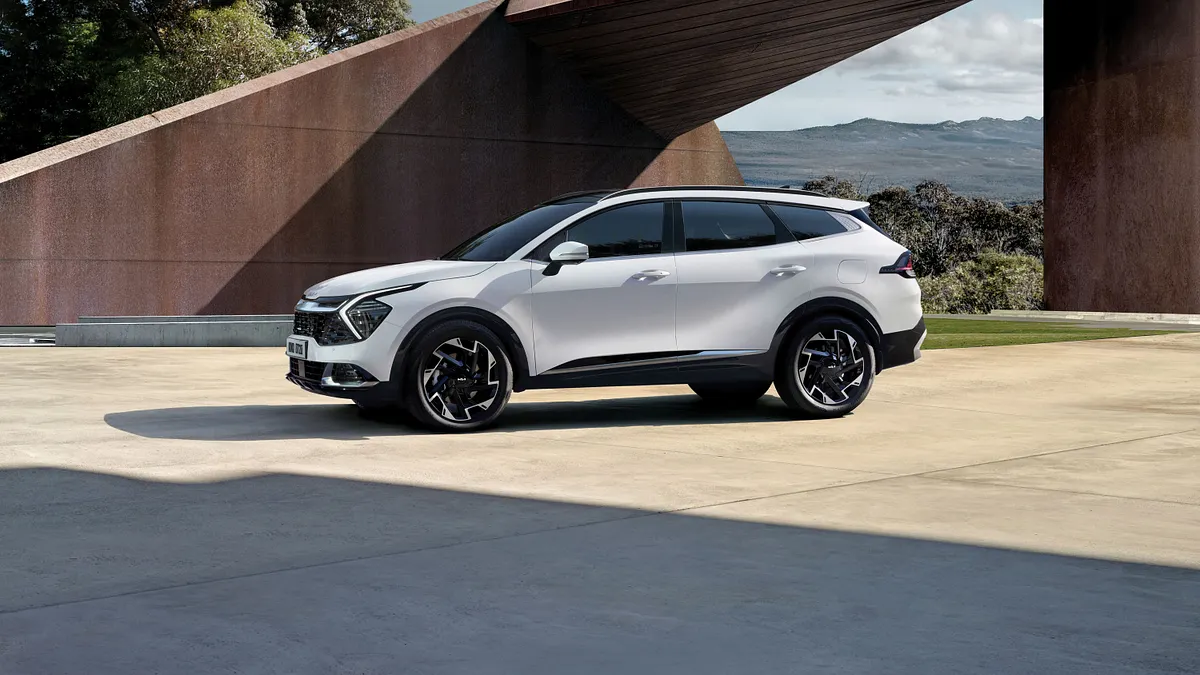 進口極致休旅The Sportage以Kia全新虎式造型水箱護罩結合旋標造型LED日型燈,雕塑突破的創新前衛車頭造型,無論日夜都能一眼攫獲眾人目光。 進口極致休旅The Sportage以Kia全新虎式造型水箱護罩結合旋標造型LED日型燈,雕塑突破的創新前衛車頭造型,無論日夜都能一眼攫獲眾人目光。