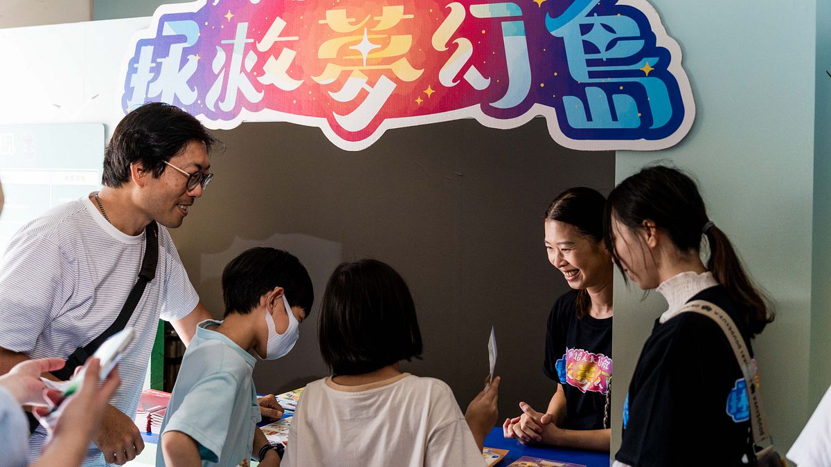 《小矮人大冒險──拯救夢幻島》展覽,水手於入口處為民眾做登島說明。(圖片來源:半隻羊立體書實驗室) 《小矮人大冒險──拯救夢幻島》展覽,水手於入口處為民眾做登島說明。(圖片來源:半隻羊立體書實驗室)