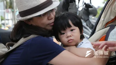 台灣托育政策的不足,讓母親們長期勞累,社民黨提出「好的長照托育政策就是最棒的母親節禮物」。(楊子磊攝)