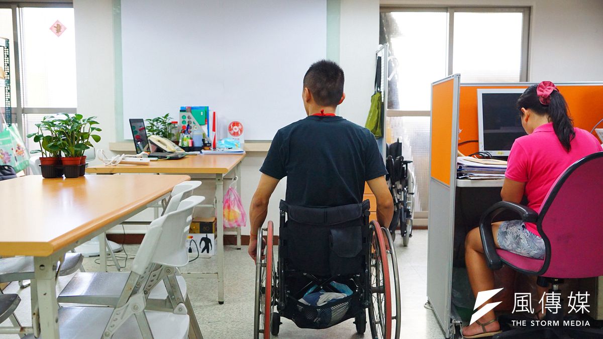 社會局長許立民14日在市議會表示,針對障礙者機構收不滿額,未來第1年強制須有8成收容率,第2年9成,否則1天罰款500元。(資料照,盧逸峰攝) 社會局長許立民14日在市議會表示,針對障礙者機構收不滿額,未來第1年強制須有8成收容率,第2年9成,否則1天罰款500元。(資料照,盧逸峰攝)