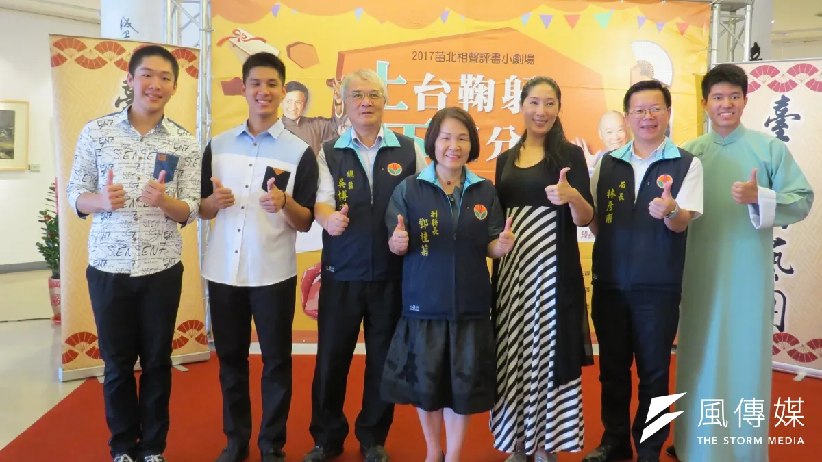苗縣府與台北曲藝團員一起為相聲評書系列表演活動宣傳。(圖/許占鳳攝)