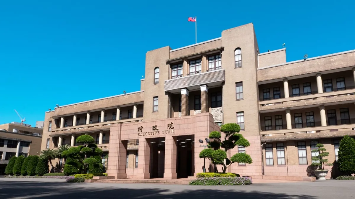 行政院正在進行組織改造,除了既有的單位改為農業部、環境部,更把三級單位擴增,營建署改成二個署。(圖/擷取自行政院臉書)