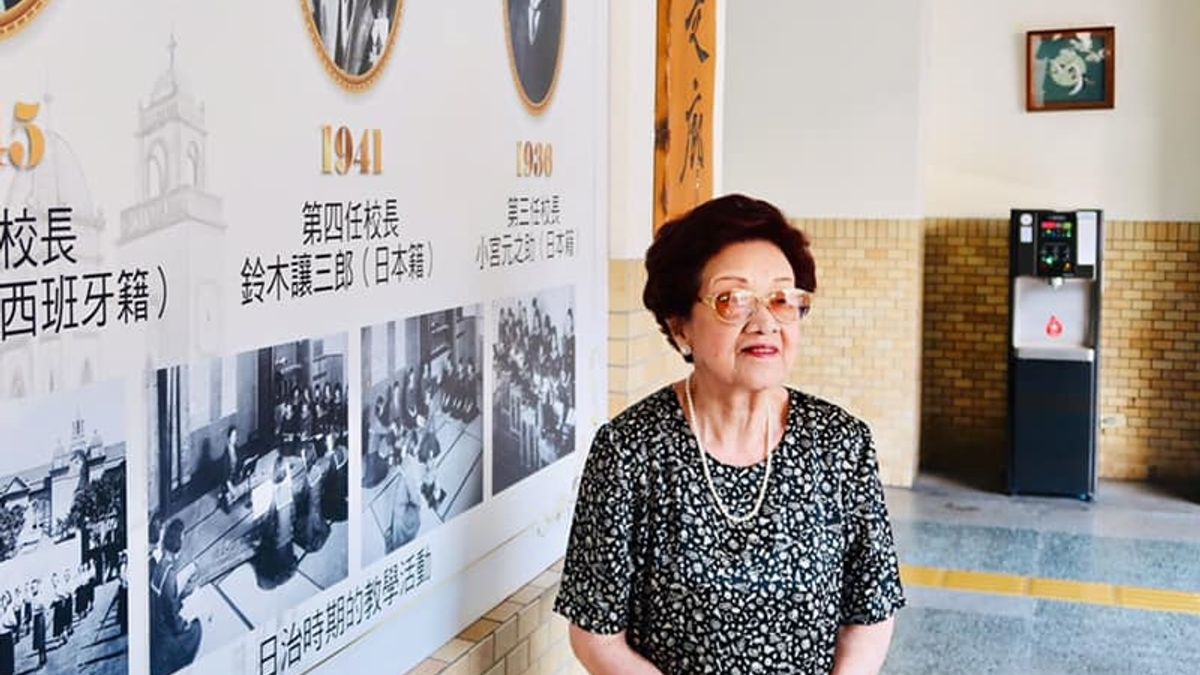 91歲日籍校友川瀨富子,因二戰緣故無法領取畢業證書,耿耿於懷,13日終於領取遲來的畢業證書,開心不已。(圖/取自靜修Blessed Imeldas School-官網) 91歲日籍校友川瀨富子,因二戰緣故無法領取畢業證書,耿耿於懷,13日終於領取遲來的畢業證書,開心不已。(圖/取自靜修Blessed Imeldas School-官網)