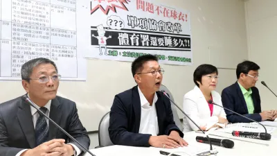 針對戴資穎球衣風波,綠委2日上午召開記者會,痛批體育署改革僅有口號。左起體育署長林德福、綠委許智傑、劉世芳、黃國書。(蘇仲泓攝)