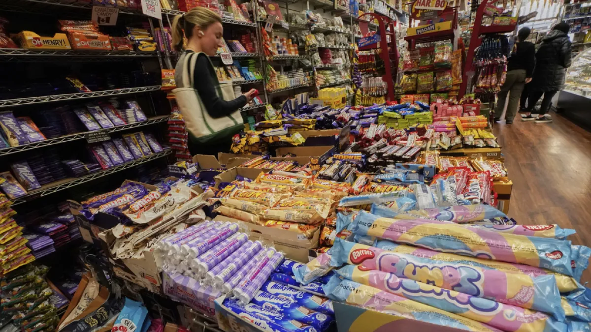 2025年4月4日。來自世界各地的糖果在紐約下東區的Economy Candy販賣。(AP)關稅