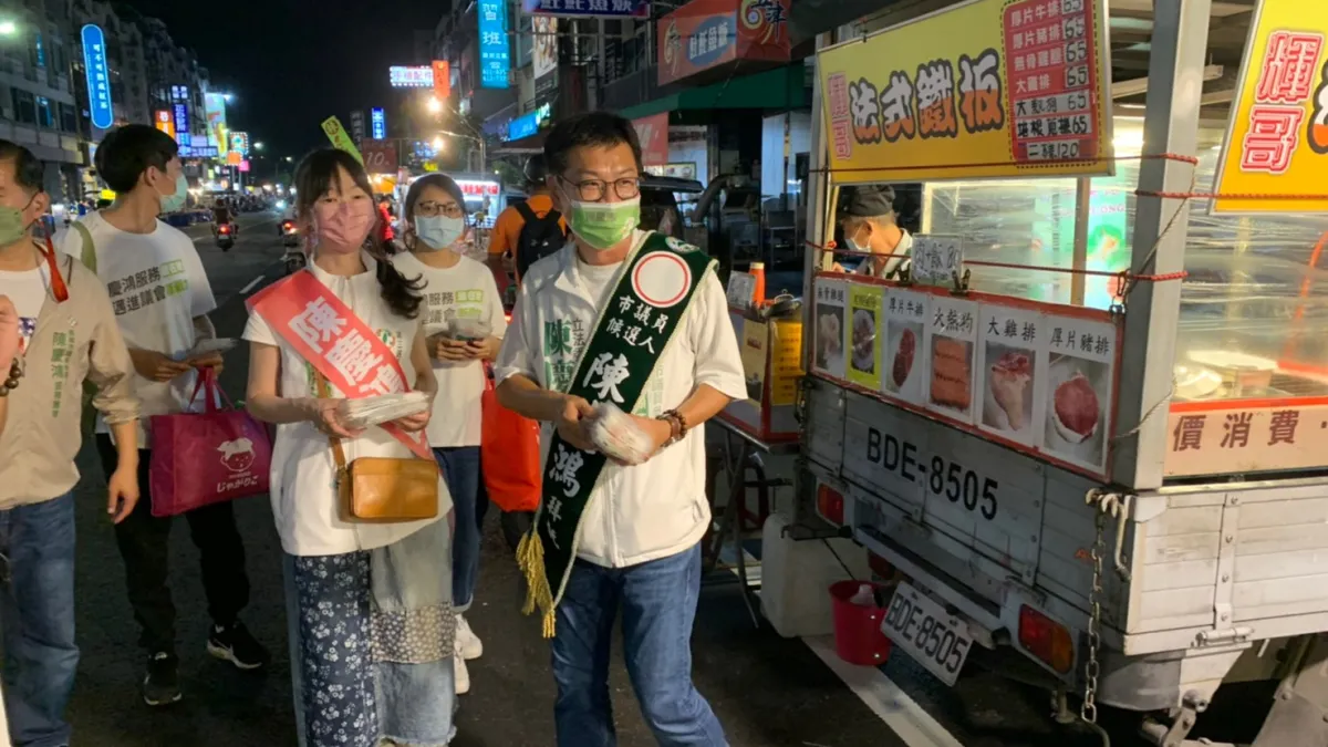 高雄市議員候選人陳慶鴻帶領競選團隊,請牽手陪同拜票,攤商與逛夜市的民眾皆熱情回應。(圖/陳慶鴻競總提供)