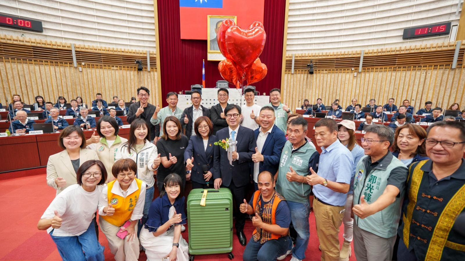 康裕成送麥克風、行李箱祝福陳其邁 藍綠議員搶合影、清唱〈紅豆〉為六年府會情誼留下印記