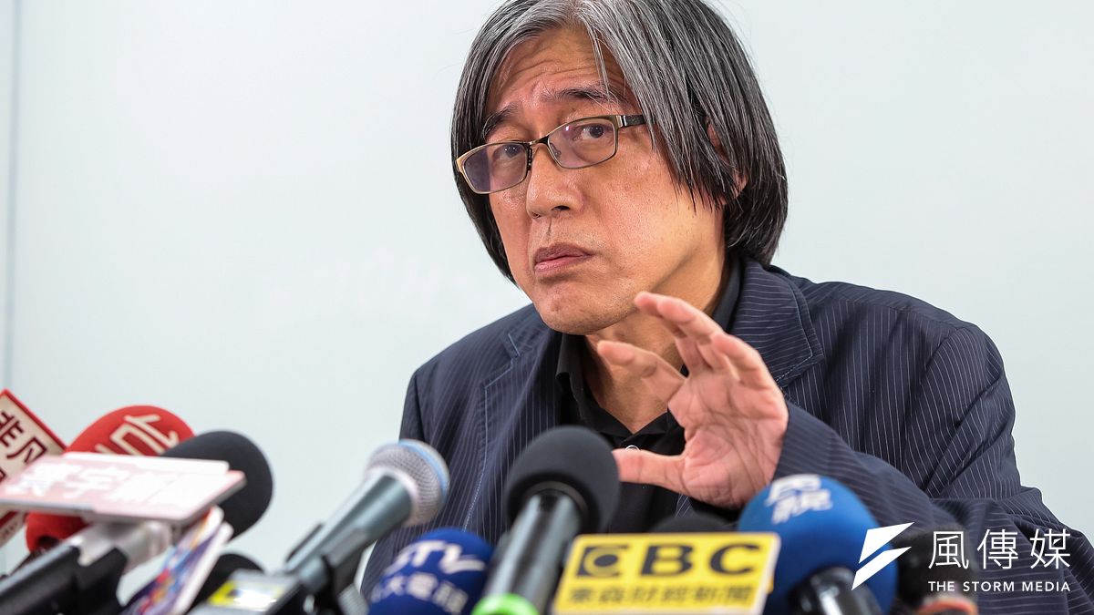 PChome董事長詹宏志15日召開記者會,強調PChome承租物流中心15個單元,就是要做跨境中小型電商的流通共享平台,完全符合該標案的兩項政策目標,他也痛批台灣政治圈喬事分贓文化。(顏麟宇攝) PChome董事長詹宏志15日召開記者會,強調PChome承租物流中心15個單元,就是要做跨境中小型電商的流通共享平台,完全符合該標案的兩項政策目標,他也痛批台灣政治圈喬事分贓文化。(顏麟宇攝)